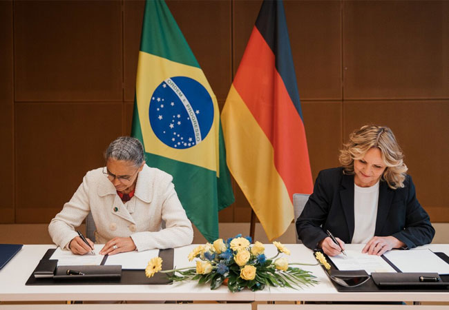 PB: Bundesumweltministerin Steffi Lemke mit Brasiliens Umweltministerin Marina Silva bei der gemeinsamen Absichtserklärung über umweltpolitische Kooperation und Ambition