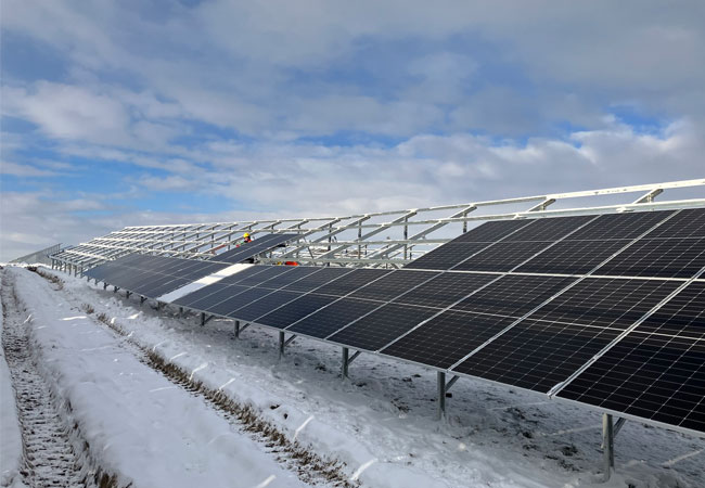 PB: Installation von Solarmodulen am Agri PV Solarpark Tützpatz im November 2023