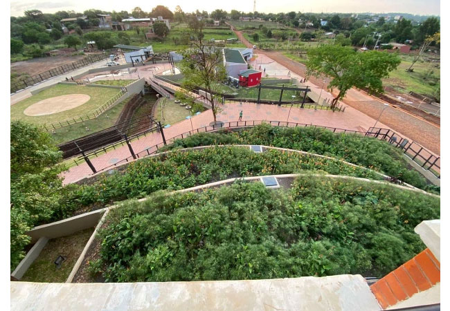 PB: Sicht aus dem Gebäude auf die Abwasserreinigung. Justizpalast Ciudad del Este, Paraguay: moderne Pflanzenkläranlage in Terrassenform von Janisch & Schulz