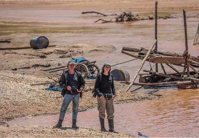 PB: FAKT-Reporter Carmen Salas und Knud Vetten bei ihren Recherchen in La Pampa/Peru / ©: MDR