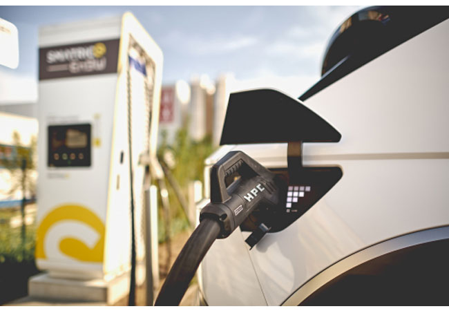 PB: Laden beim SMATRICS EnBW Schnellladepunkt / ©: SMATRICS