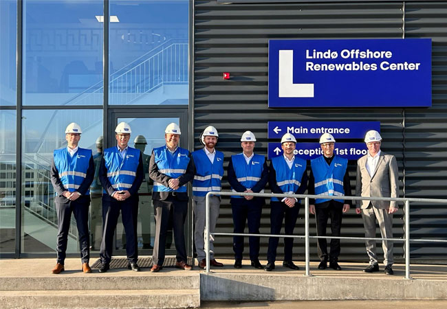 PB: In Lindø, Dänemark, entsteht der weltweit leistungsfähigste Prüfstand für Hauptlagerungen von Windkraftanlagen. Schaeffler kooperiert mit LORC und R&D Test Systems. Im Bild (von links): Jens Föcker, General Manager Schaeffler Denmark, Bernd Endres, Vice President Business Unit Wind, Schaeffler, Peder Lund Rasmussen, General Manager, R&D Test Systems, Peter Winther, Key Account Manager, R&D Test Systems, Sascha Zaps, CEO Region Europa, Schaeffler, Dr. Michael Pausch, CTO Industrial, Schaeffler, Dr. Stefan Spindler, Vorstand Industrial, Schaeffler, Torben Lorentzen, CEO LORC. / ©: Foto: LORC