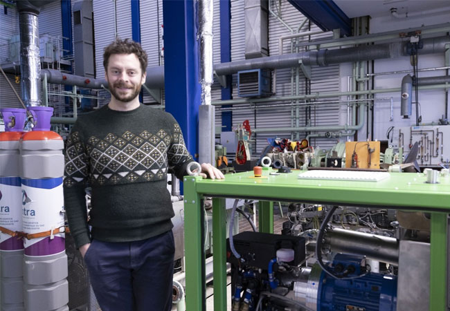 PB: Peter Seedorf erforscht das Potenzial von Wasserstoffmotoren für die Energiewende. / ©: Hochschule Bremerhaven