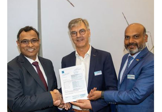 PB: Lars Weigel (Mitte), Managing Director WindGuard Certification, und Dr. Kumaravel Rathinavel (rechts), Managing Director Deutsche WindGuard India, überreichen Milind Kulkarni (links), Chief Operating Officer Adani Wind, das Typenzertifikat für die neue 5,2 MW Windenergieanlage von Adani. / ©: WindGuard Certification