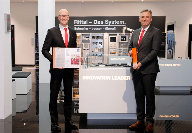 PB: Markus Asch, CEO Rittal International und Rittal Software Systems, und Ulrich Engenhardt, Chief Business Unit Officer von Rittal, mit dem „Best of Industry Award“. Markus Asch: „Wir sind sehr dankbar, diese Rolle innerhalb der mittelständischen Industrie und der Gesellschaft einzunehmen. Diese Verantwortung tragen zu dürfen, ist für uns ein Privileg – und unser Anspruch auch in der Zukunft.“