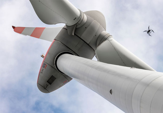 PB: Das Drohnen-Prüfsystem CU-RE der Inspektionsstelle Deutsche Windtechnik wurde als erstes Verfahren vom TÜV NORD für die Inspektion von Rotorblättern und Blitzschutzsystemen validiert. / ©: Deutsche Windtechnik AG