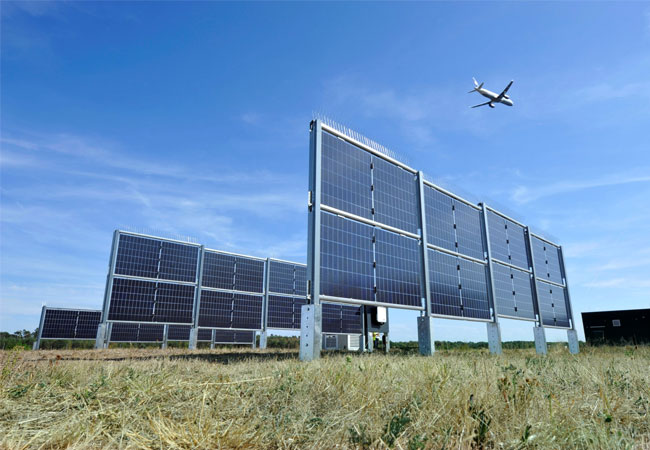PB: Vertikale Demonstrationsanlage am südwestlichen Ende der Startbahn West am Flughafen Frankfurt / ©: Fraport AG