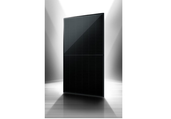 PB: Das neue vollschwarze Modul Vertex S+ 450W (NEG9R.25) der „Black Aesthetics“-Modulreihe kommt mit einer Ausgangsleistung von bis zu 450 W sowie einem hohen Wirkungsgrad von 22,5 Prozent. / ©: Trina Solar