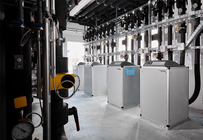 PB: Wärmepumpen sind als Gebäudeheizungen schon fast Standard und können in höheren Leistungs- und Temperaturklassen auch Fernwärmenetze und Industrieprozesse nachhaltig machen. Bild: Fraunhofer IEG / ©: Frank Wiedemeier