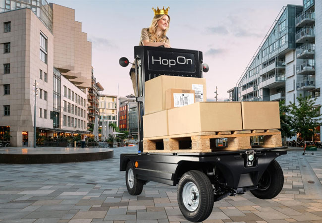 PB: CARIT Automotive präsentiert die neue HopOn®-Erweiterung „Tipper“ für die Arbeit mit Schüttgut, HopOn®: Die kleine, große Elektro-Innovation für die Zustellung. Und Ihren Erfolg. 100% elektrisch / © : CARIT