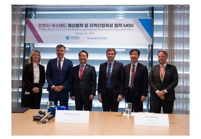 PB: Foto von der Unterzeichnung. Von links: Ingrid Reumert, Leiterin Global Stakeholder Relations bei Ørsted; Lars Aagaard, dänischer Minister für Klima, Energie und Versorgung; Yoo Jeong-bok, Bürgermeister der Metropolregion Incheon; Thomas Thune Andersen, Vorstandsvorsitzender von Ørsted; Kim Hyung Gil, koreanischer Botschafter in Dänemark; und Svend Olling, dänischer Botschafter in Korea.