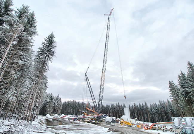 PB: Der Aufbau der Windkraftanlage ging trotz Schnee und Eis über den Jahreswechsel gut voran. Im Bild sind die Vorarbeiten der Turmmontage zu sehen. / : STAWAG/Cichowski