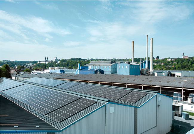 PB: Das Sonnenstromkraftwerk auf den Dächern von Vetropack in Oberösterreich produziert rund 200.000 kWh Strom und spart etwa 145 Tonnen CO2 pro Jahr ein. / ©: VERBUND