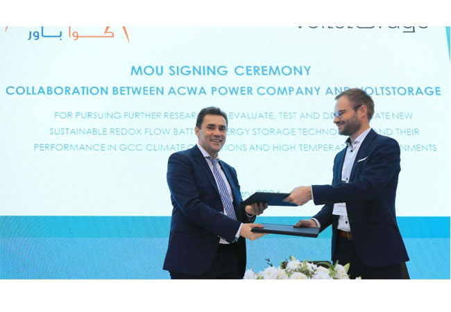 PB: (Bild: Thomas Altmann (links), Executive Vice President Innovation & New Technology bei ACWA Power und Jakob Bitner (rechts), Co-founder und CEO von VoltStorage)