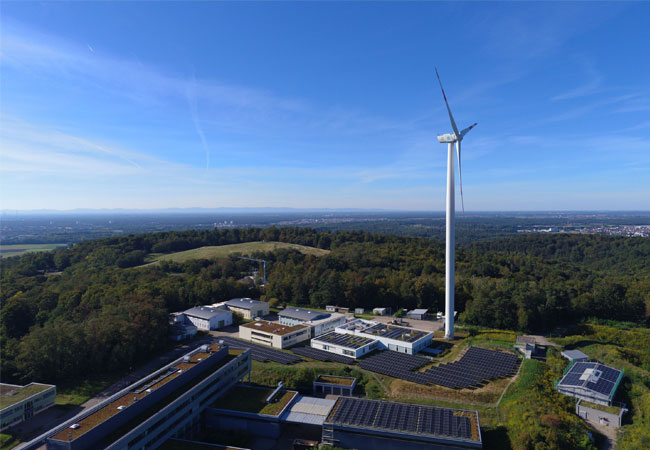 pb. BayWa r.e., Ampt und Fraunhofer ICT installieren europaweit einzigartiges System aus PV, Wind und Batteriespeicher