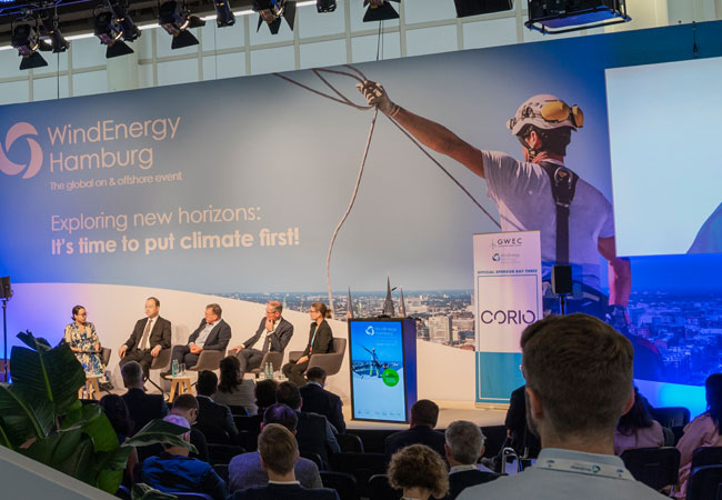 PB: Auf fünf offenen Bühnen werden zukunftsweisende Themen der Windenergie Branche diskutiert. / ©: Hamburg Messe und Congress / René Zieger