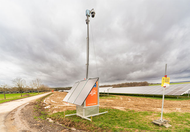 PB: Überwachungslösung ProSolar von Sicherheitsunternehmen LivEye schützt mit Überwachungskameras, künstlicher Intelligenz und durchgängig besetzter Leitstelle definierte Risikozonen rund um die Uhr – ohne von Stromanschlüssen abhängig zu sein.
