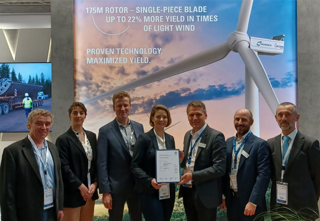 PB: : Von links nach rechts: Michael Franke (Nordex), Laure Steer (Nordex), Karsten Brüggemann (Nordex), Janina Springborn (Nordex), Stephan Mayer (TÜV SÜD), Enrique Martinez de Ubago López (TÜV SÜD), Miguel Nunez Polo (Nordex) / ©: Nordex SE