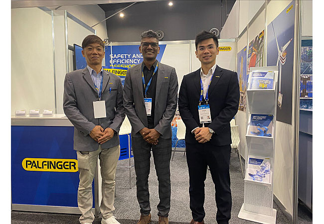 PB: (v.l.n.r.) Die Mitarbeiter des neuen PALFINGER Standorts in Perth Neo Kian Meng, Service Engineer, Ansley Miranda, Country Manager & Edward Liu, Sales Engineer, am AOG Messestand.