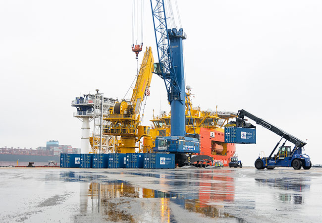 PB: Rhenus Offshore Logistics ist für die kompletten Logistikservices wie den Transport von und zu den Häfen, Crew-Transfers, Chartern oder die maritime Koordination verantwortlich. Bildquelle: Rhenus Gruppe. // Rhenus Offshore Logistics is responsible for the complete logistics services such as transport to and from the ports, crew transfers, chartering or the maritime coordination. Image source: Rhenus Group. 