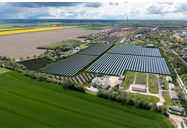 PB: Zukunftsblick auf die größte Solarthermie-Anlage Deutschlands. Ab 2026 soll die Anlage in Leipzig umweltfreundliche Wärme in das Fernwärmenetz einspeisen. (Foto: Leipziger Stadtwerke)