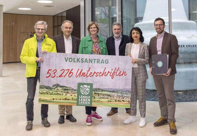 PB: Unterschriften-Übergabe an Landtagspräsidentin Aras