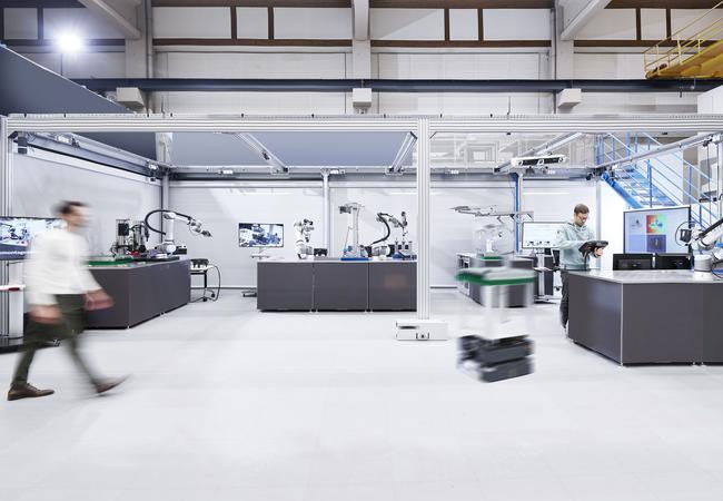 PB: In der AgiProbot-Fabrik arbeiten Forschende am Realisieren der automatisierten Demontage. (Foto: Amadeus Bramsiepe, KIT)