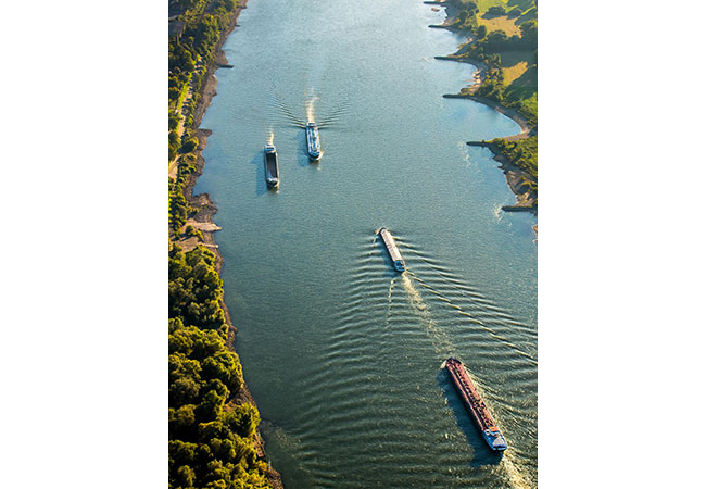 PB: Die Vernetzung der See- und Binnenhäfen startet mit dem Ziel, den Datenfluss zwischen den niederländischen Seehäfen und den am Rhein gelegenen Binnenhäfen zu optimieren. / ©: Foto: duisport / Hans Blossey