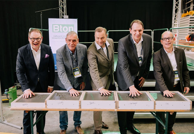PB: Bton-Eröffnung in Soltau: v.l.n.r. Robert Kroth von 80 Sekunden - Neues Bauen, Thomas Sievers und Thomas Demmel, Geschäftsführer der Bton, Olaf Hornbostel von der Stadt Soltau und Antonio Catarino, ebenfalls Geschäftsführer von Bton / ©: 80 Sekunden - Neues Bauen - Fotograf: Mio McQueen