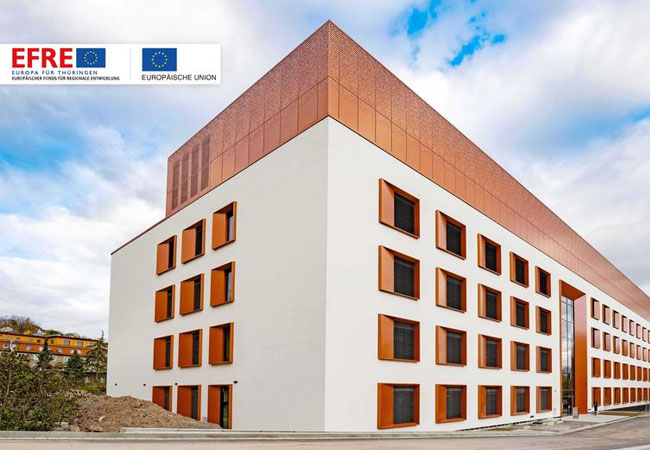 PB: Das heute eröffnete Gebäude der Forschungsneubauten CEEC Jena II (hinterer Teil) und AWZ CEEC Jena der Friedrich-Schiller-Universität Jena. / (Foto: Jens Meyer/Uni Jena)