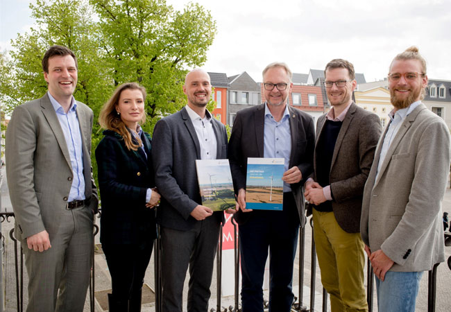 Pressefoto: Unterzeichnung der Absichtserklärung zwischen ENERTRAG und der Hansestadt Anklam V.l.n.r.: Benjamin Grosse (ENERTRAG), Agnieszka Vanhöfen (Hansestadt Anklam), Stephan Petzoldt (ENERTRAG), Michael Galander (Bürgermeister der Hansestadt Anklam), Robert Vogt, Hannes Piechotka (beide ENERTRAG) / ©: ENERTRAG / Anne Zschächner