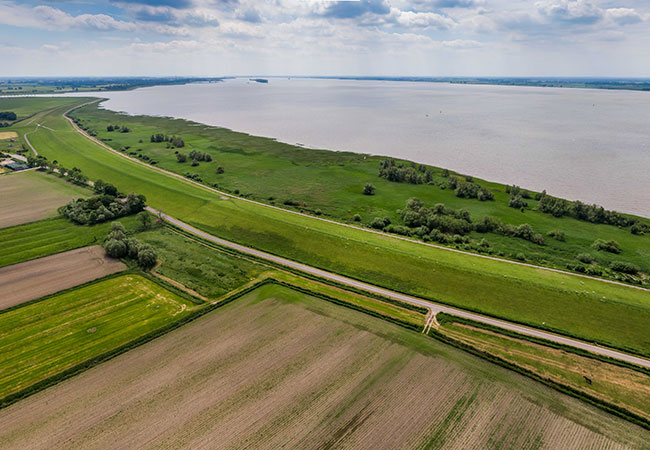 PB: Windstrom aus Schleswig-Holstein und von Offshore Anlagen, Amprions Korridor B kreuzt unter der Elbe von Wewelsfleth in Schleswig-Holstein nach Wischhafen in Niedersachsen / ©: Amprion GmbH