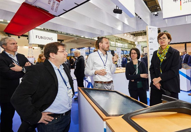 PB: Bundesforschungsministerin Bettina Stark-Watzinger informierte sich im Rahmen ihres Besuches der Hannover Messe bei Florian Breipohl von EnerKíte über das Kooperationsprojekt TechnoHyb (Foto: Henning Stauch, Volkswagen Group)