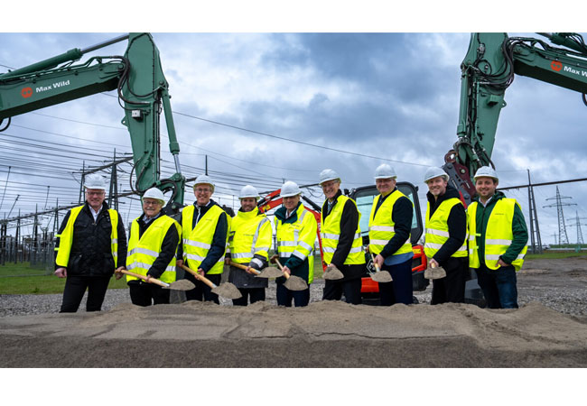 Pressefoto: v.l.n.r.: Bernd Krog, BKW-Projektleiter, Kurt Maier, Alt-Bürgermeister Oberjettingen, Michael Burkhardt, Bürgermeister Jettingen, Markus Bökle, TransnetBW-Projektleiter, Dr. Werner Götz,Vorsitzender der Geschäftsführung TransnetBW, Roland Bernhard, Landrat Böblingen, Thomas Volk, CEO BKW, Bernhard Nick, Leiter Hochspannungsanlagentechnik BKW, Andreas Eugler, Max Wild-Projektleiter