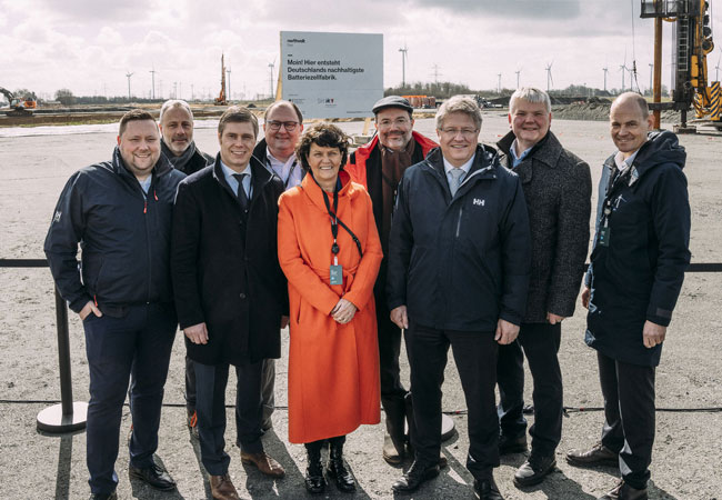 Pressefoto: Die grüne Zukunft beginnt hier und jetzt an der Energieküste: v.r.n.l. Thomas Bultjer (IHK), Dirk Burmeister (Entwicklungsagentur Region Heide), Stefan Mohrdieck (Landrat Kreis Dithmarschen), Dr. Paul Raab (IHK), Ute Borwieck-Dethlefs, (Kreispräsidentin Dithmarschen), Christian Rüsen (Leitender Kreisverwaltungsdirektor Dithmarschen), Florian Lorenzen (Landrat NF), Erk Uhlig (Kreis Dithmarschen), Marko Förster (i.V. des Landrats Steinburg) / ©: Energieküste
