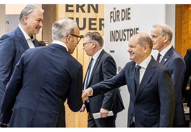 PB: Heinrich Gärtner (l.) und Ove Petersen (2.v.l.) begrüßen Bundkanzler*in und Jonas Gahr Støre (r.) am Stand von GP JOULE auf der HANNOVER MESSE. / Foto: GP JOULE 
