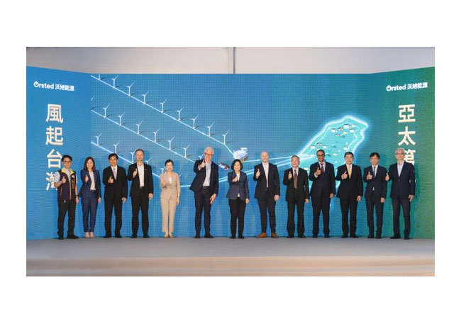 PB: Inauguration of the Greater Changhua 1 & 2a offshore wind farms. From the left: 1. Kuo Tsi-san, Deputy Director of Economic and Renewable Energy Development Department. Changhua County 2. Christy Wang, Chair of Ørsted Taiwan 3. Lee Chun-li, Deputy Director General, Energy Administration, Ministry of Economic Affairs 4. Per Mejnert Kristensen, CEO of Region APAC at Ørsted 5. Wang Mei-hua, Minister of Economic Affairs 6. Mads Nipper, Group President and Chief Executive Officer of Ørsted 7. Taiwan President Tsai Ing-wen 8. Patrick Harnett, Chief Operating Officer at Ørsted 9. Shen Jong-chin, Senior Advisor to the President 10. John Faye, Chair of Mercury Taiwan Holdings Limited 11. Lee Chang-ken, President, Cathay Financial Holdings 12. Jeff Chang, Chair of Cathay PE 13. Chou Yu-hsin, Deputy Director General of Industrial Development Administration, Ministry of Economic Affairs