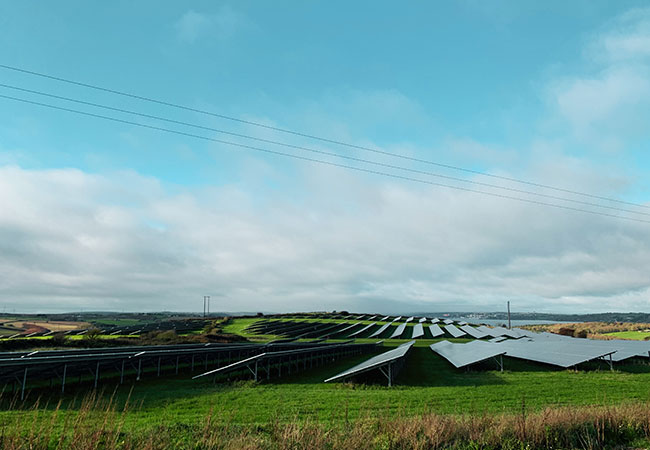 PB: Die erste Photovoltaik-Anlage mit 5,2 MWp in Lurrig von I.q.Solar ltd ist bereits unter Vertrag / ©: greentech