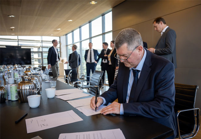 Pressefotos: Mikael D. Pedersen, Vizepräsident und Mitbegründer von European Energy, unterschreibt den Vertrag mit Mitsubishi HC Capital. / ©: European Energy A/S