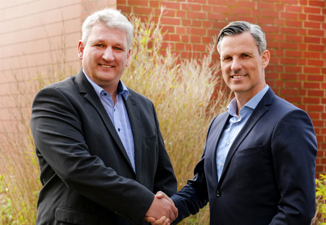 Pressefoto: (von rechts): Harald Wilbert übernimmt den Posten des Finanzvorstands der PNE AG von Jörg Klowat / ©: PNE AG