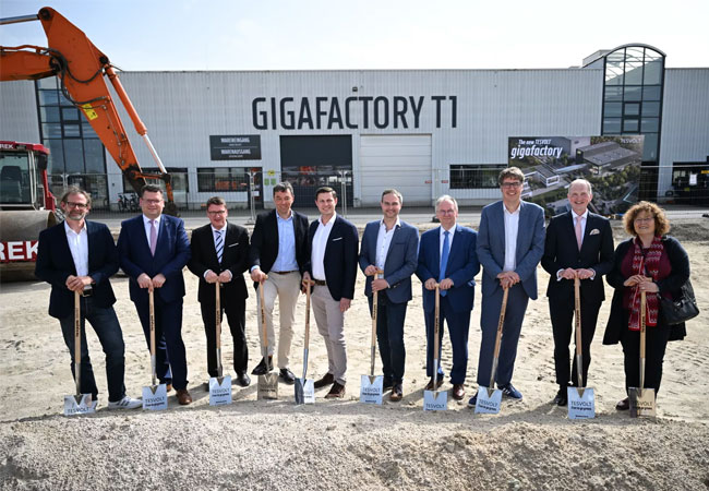 PB: Feierlicher Spatenstich für die neue TESVOLT Gigafactory mit (von links): TESVOLT CFO Philipp Koecke; Christian Tylsch, Landrat Wittenberg; Torsten Zugehör, Oberbürgermeister Wittenberg; Urban Windelen vom Bundesverband Energiespeicher Systeme; TESVOLT CTO Simon Schandert; TESVOLT CEO Daniel Hannemann; Dr. Reiner Haseloff, Ministerpräsident Sachsen-Anhalt; Michael Kellner, Parlamentarischer Staatssekretär im Bundesministerium für Wirtschaft und Klimaschutz; Jörg Ebel vom Bundesverband Solarwirtschaft; und Mitglied des Landtags Dr. Heide Richter-Airijoki / ©: Tesvolt