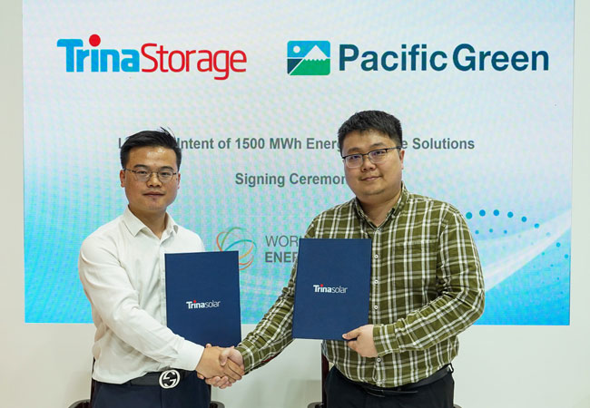 PB: Jack Chen, Overseas Sales Director von Trina Storage, und Du Yangfan, General Manager von Pacific Green Technologies Shanghai, unterzeichneten während der WFES in Abu Dhabi die Absichtserklärung für die Bereitstellung von Energiespeichersystemen mit 1.500 MWh Gesamtvolumen. / Quelle: Trina Storage