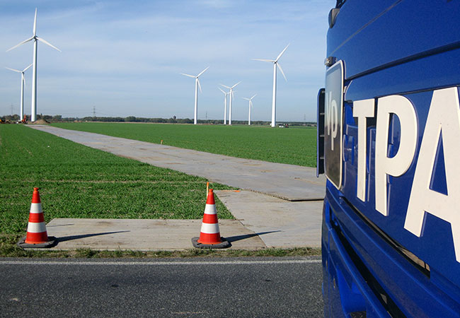PB: Windkraftanlagen stehen oft im landwirtschaftlichen Raum. Um Felder und Wirtschaftswege während des Baus oder der Sanierung der Anlagen zu schützen, kommen mobile Straßen von Vp TPA zum Einsatz. / ©: Vp GmbH - TPA Mobile Straßen
