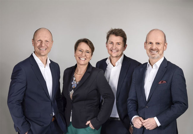 PB: DEKRA verzeichnet für das Geschäftsjahr 2023 ein Allzeithoch, der Umsatz stieg um 8 Prozent auf 4,1 Milliarden Euro an. Die Bilanzen präsentierte das DEKRA Management auf der Bilanzpressekonferenz, die aus dem Hauptsitz in Stuttgart digital übertragen wurde (v. l.): Stan Zurkiewicz, Vorsitzender des Vorstands DEKRA e.V. und DEKRA SE (CEO), Petra Finke Mitglied des Vorstands DEKRA SE (CDO), Peter Laursen, Mitglied des Vorstands DEKRA SE (COO) und Wolfgang Linsenmaier, Mitglied des Vorstands DEKRA e.V. und DEKRA SE (CFO). / ©: DEKRA