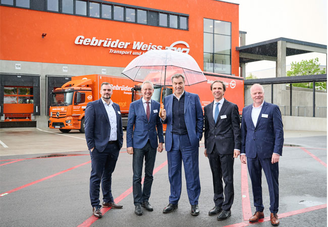 PB: Start frei für das neues Logistikzentrum von Gebrüder Weiss in Straubing. Von links: Thomas Peklo (Niederlassungsleiter), Markus Pannermayr (Oberbürgermeister), Ministerpräsident Markus Söder, Wolfram Senger-Weiss (Vorsitzender der Geschäftsleitung bei Gebrüder Weiss) und Werner Dettenthaler (Geschäftsführer Landverkehr Deutschland). (Quelle: Gebrüder Weiss / Popp)