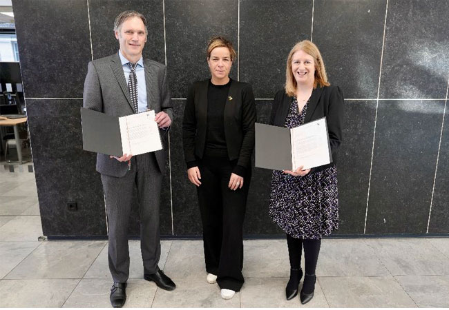 PB: Air Products erhält Förderung für Wasserstofftankstellen in Duisburg und Meckenheim (v.l.: Jörg Hömberg, Geschäftsführer Air Products GmbH, Wirtschafts- und Klimaschutzminister*in Neubaur und Kathryn Wunderle, Business Development Manager Hydrogen for Mobility / Energy Transition, Air Products GmbH) / ©: MWIKE NRW