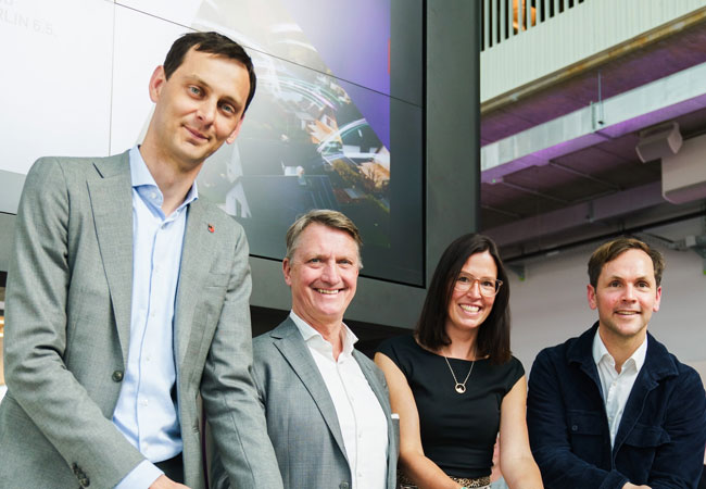 PB: von Links: Martin Hikel (SPD), Stefan Klingsöhr (SHED), Barbara Wittenberg (CTO 1KOMMA5°), Philipp Schröder (CEO und Mitgründer 1KOMMA5°)