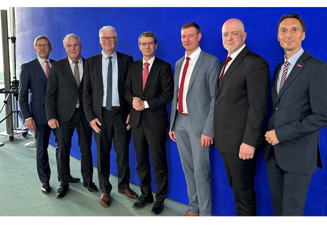PB: Verbände BGL, BWVL und DSLV im Bundeskanzleramt zu Gesprächen über das Erreichen der Klimaziele im Logistiksektor. - (v.l.n.r. Frank Huster, Axel Plaß, Jochen Quick, Dr. Steffen Meyer, Prof. Dr. Dirk Engelhardt, Markus Olligschläger, Jens Pawlowski) / ©: BGL