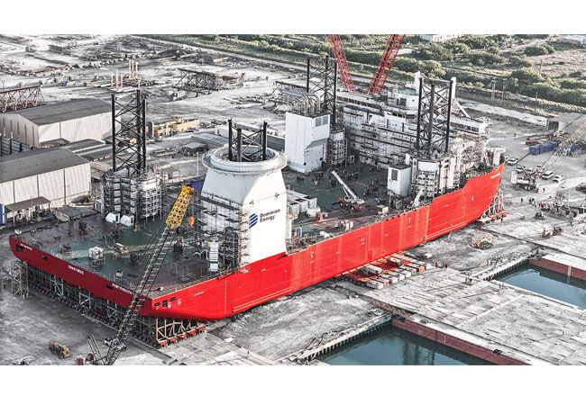 PB: Neuer Weltrekord. Insgesamt 880 Achslinien SCHEUERLE SPMT haben die über 23.000 Tonnen schwere „Charybdis“ von DominionEnergy bewegt.