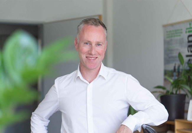 PB: Felix Genze im Büro © naturstrom AG